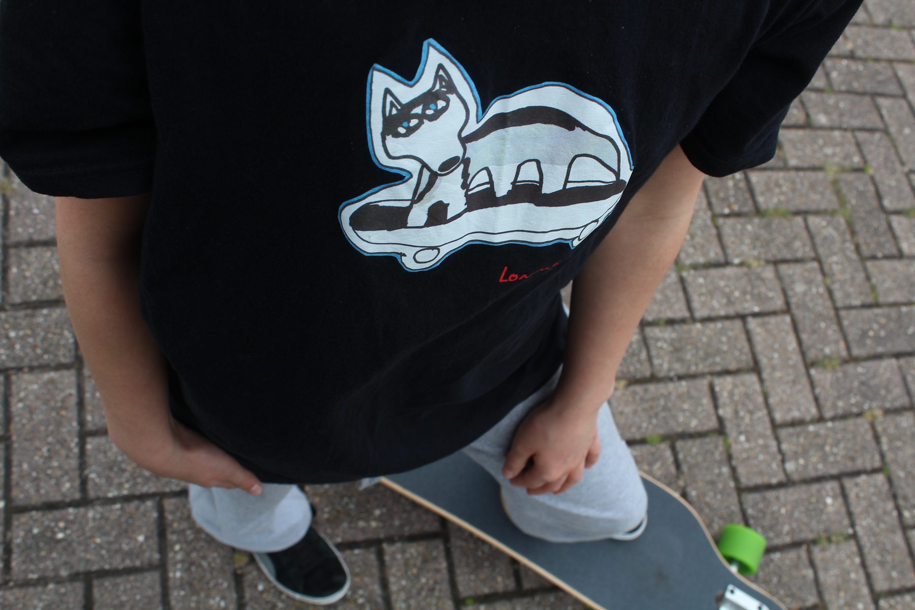 T-shirt with a drawn cat on a skateboard