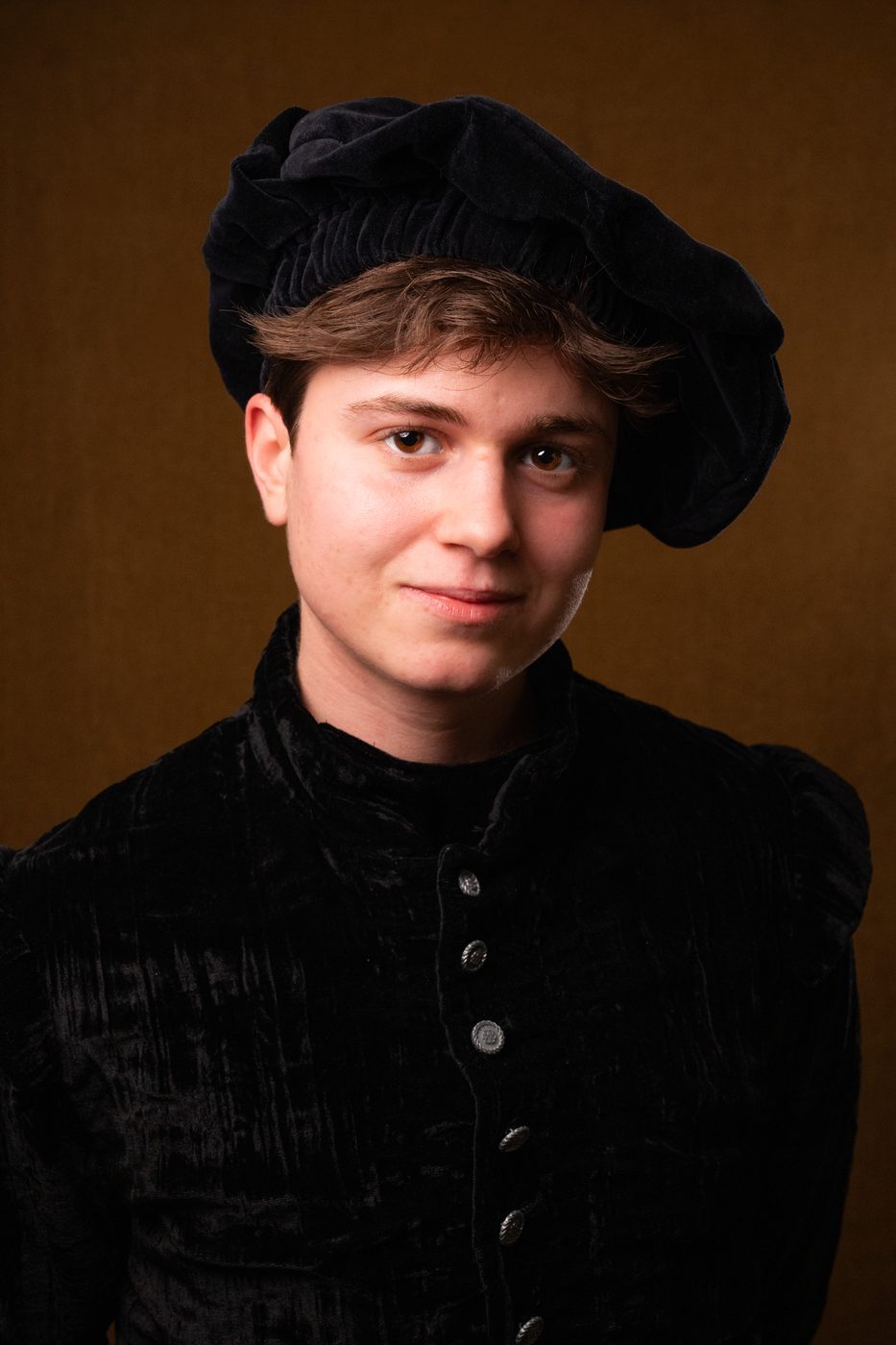 Moos as the performer, in a black velvet costume
